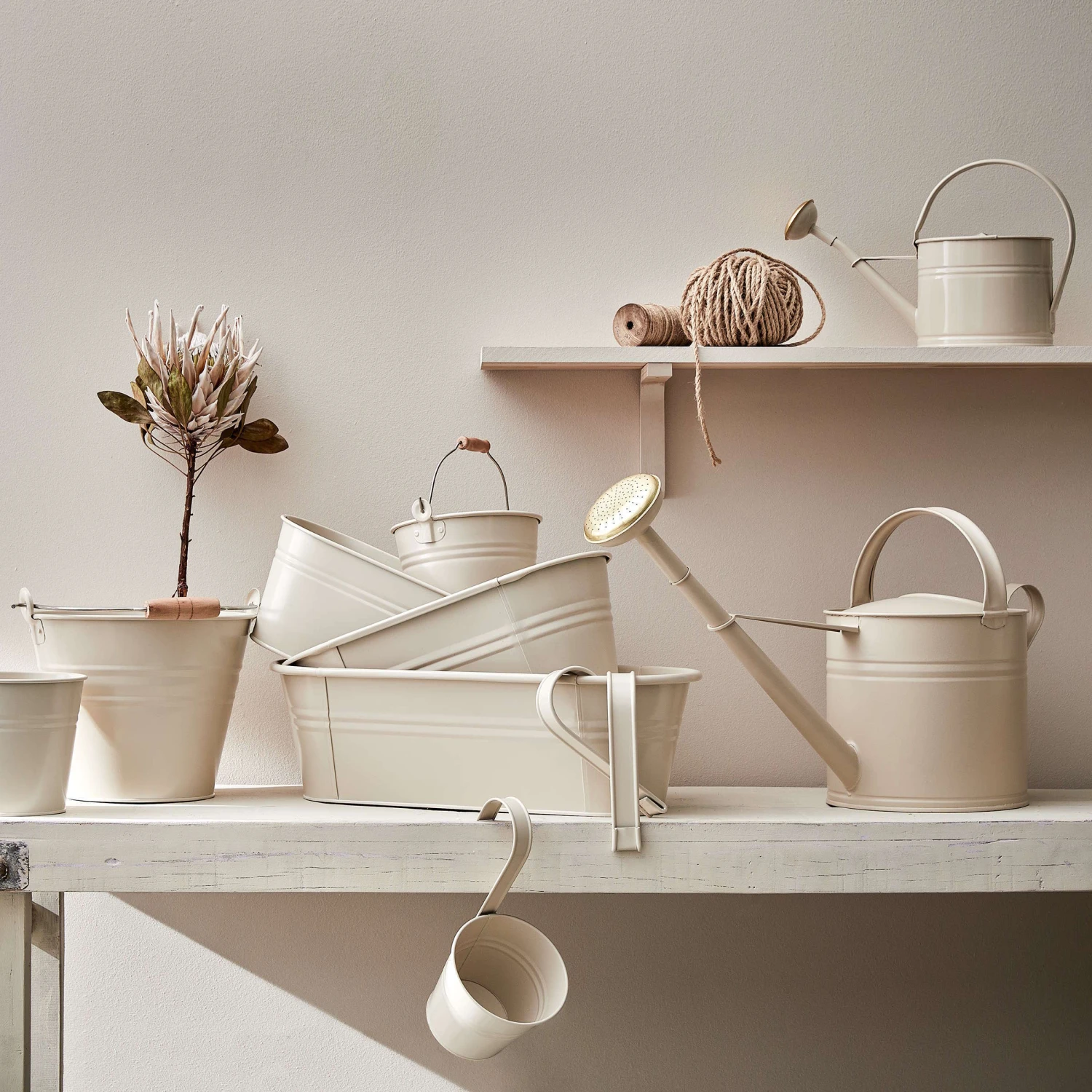 Gießkanne 8l ZINC in Beige Gießkanne 8l ZINC In Beige -Einrichtungsserien Geschäft butlers giesskanne 8l zinc in beige 1